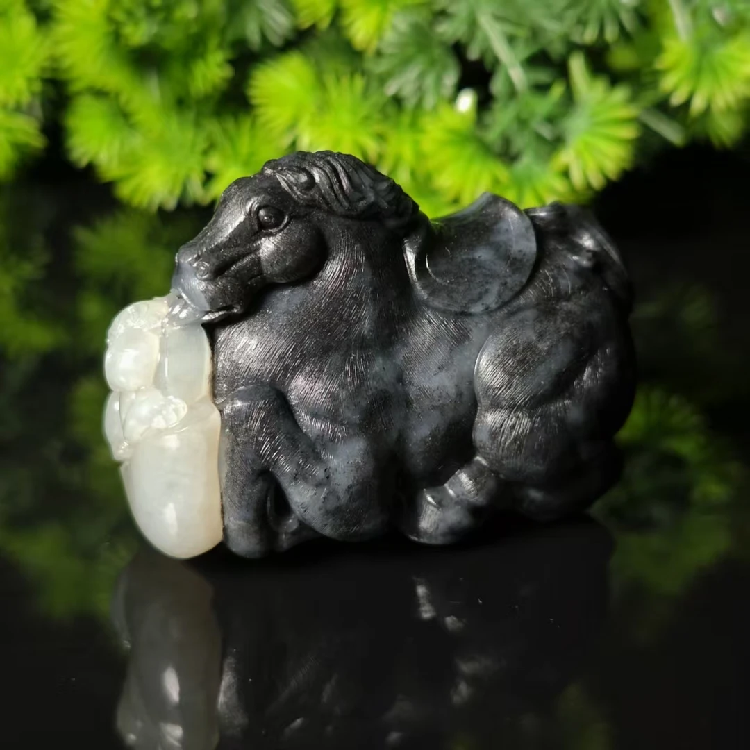 lot6829 一马当先 和田玉青花 45.5*67.5*38mm 148.9g