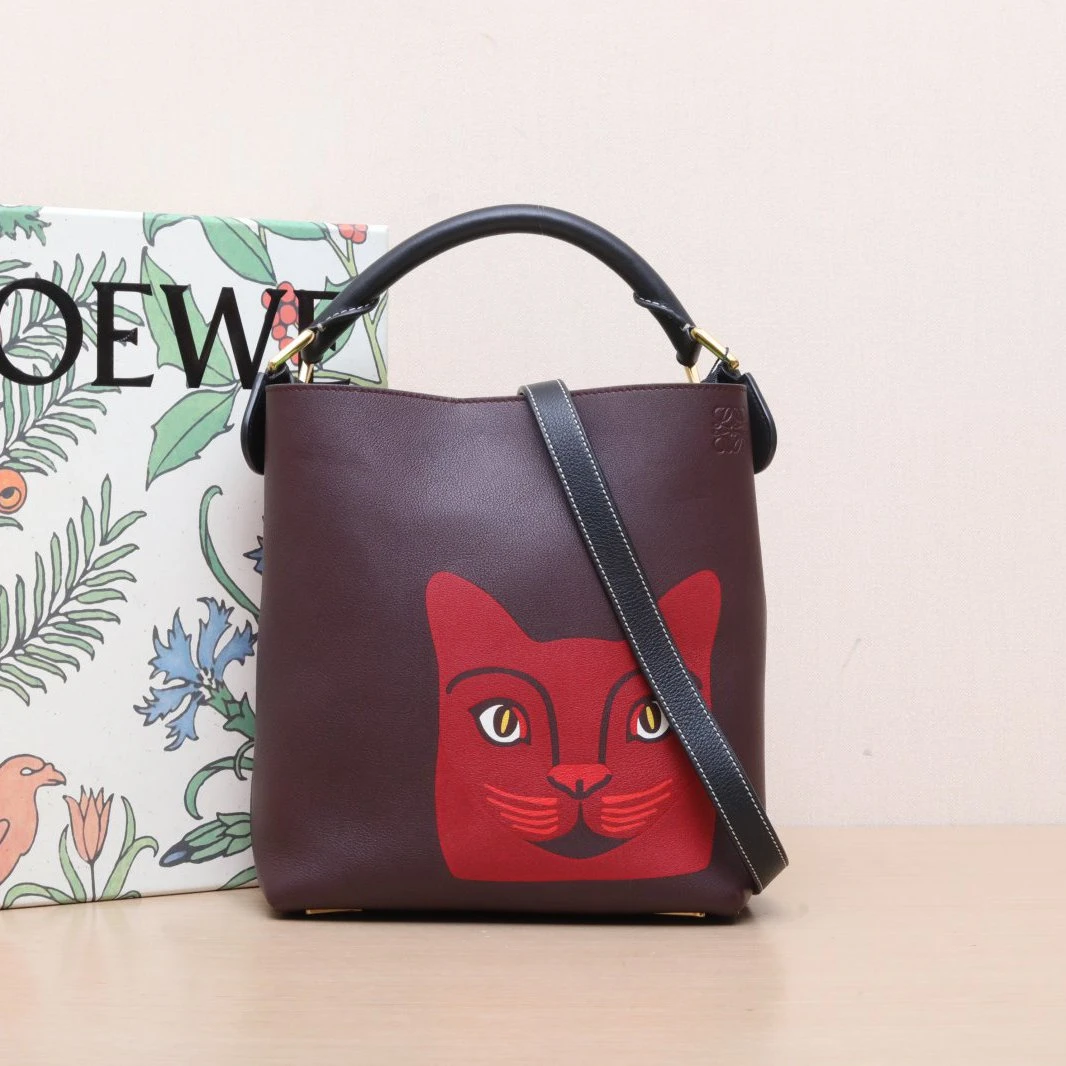 95新 LOEWE/罗意威 花花 酒红色 金扣 猫咪系列水桶包斜挎包