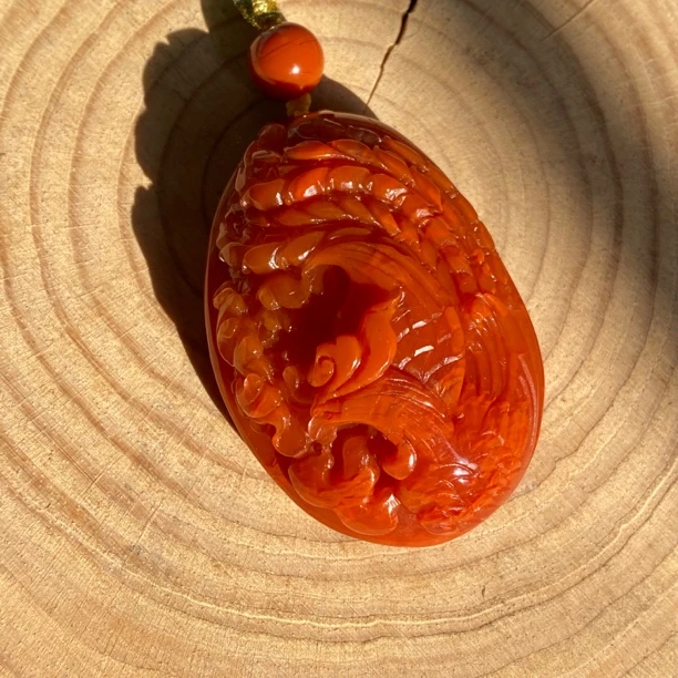 南红玛瑙凤穿牡丹吊坠有裂