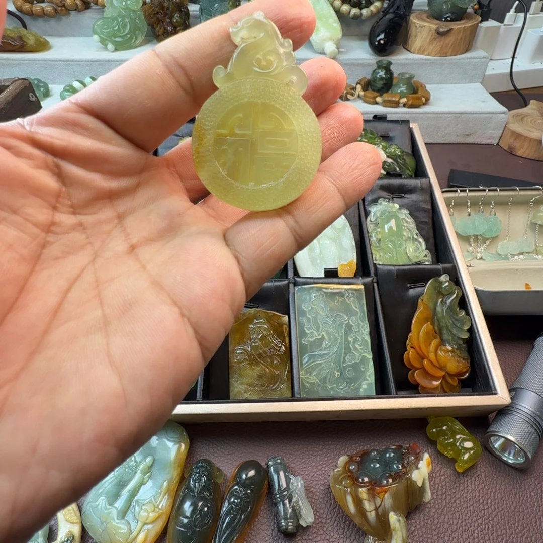 蛇纹石玉未镶嵌颈饰
