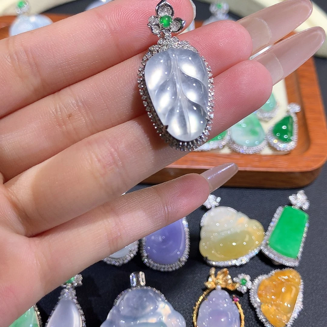 翡翠18K金镶嵌颈饰玻璃叶子