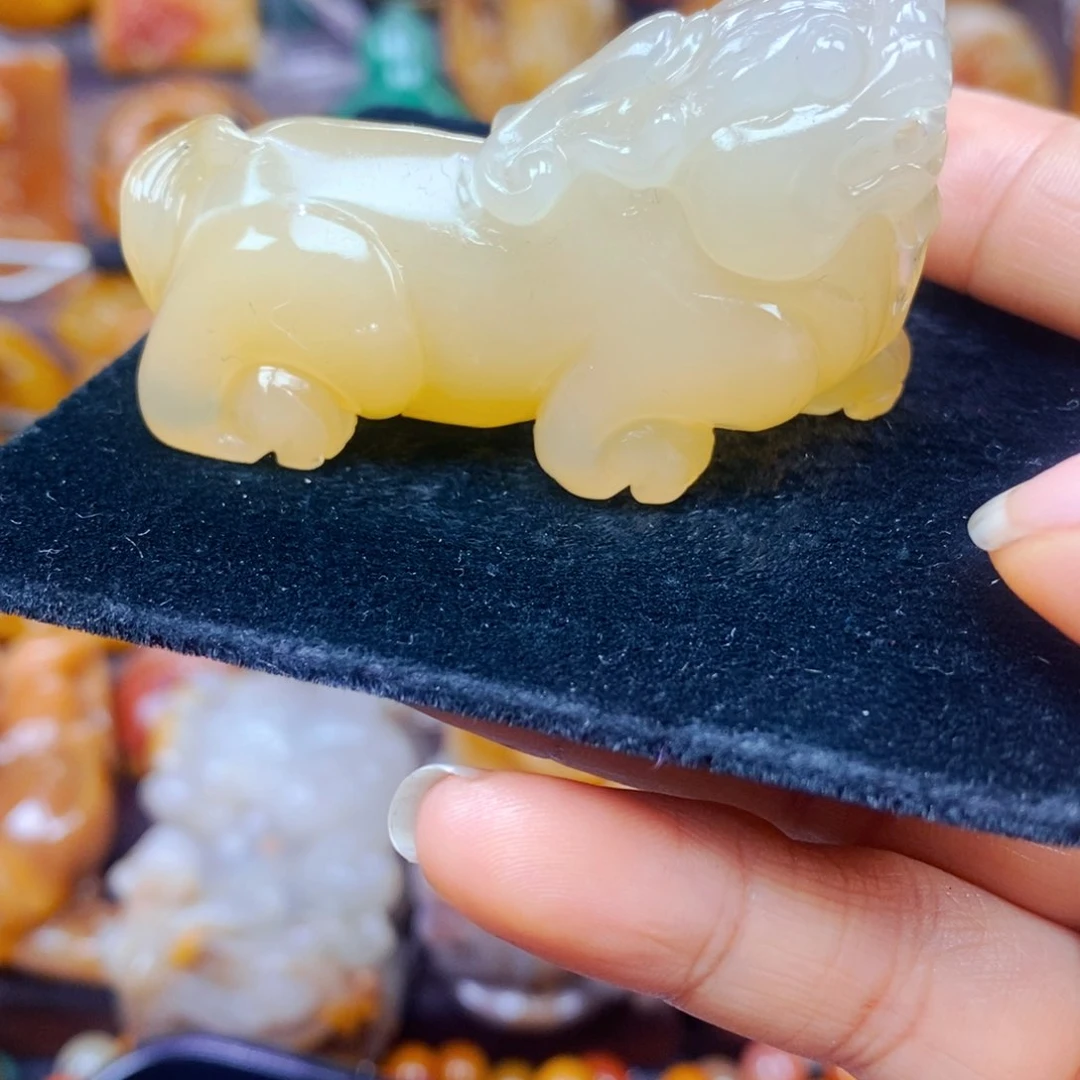 未镶嵌石英质玉（黄龙玉）颈饰