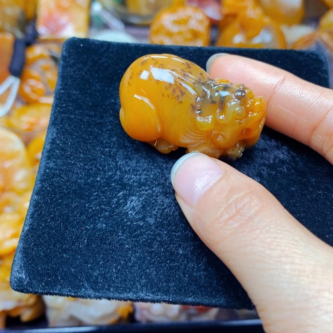 未镶嵌石英质玉（黄龙玉）颈饰