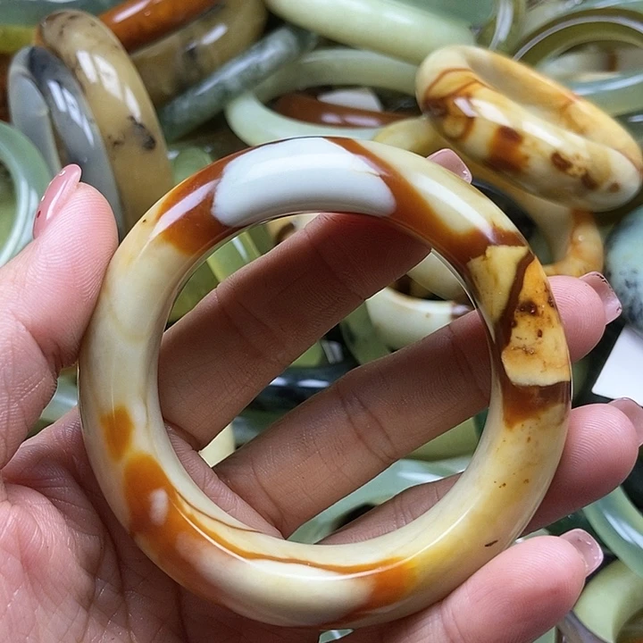 你***吗透闪石质玉手镯未镶嵌