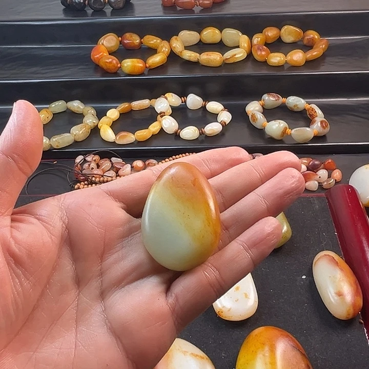 凯***森颈饰未镶嵌和田玉