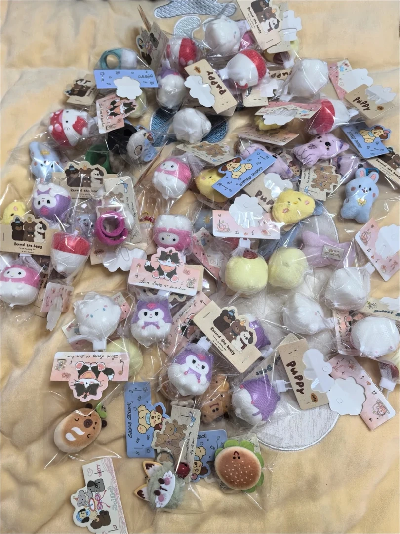 随机毛绒钥匙挂件一个