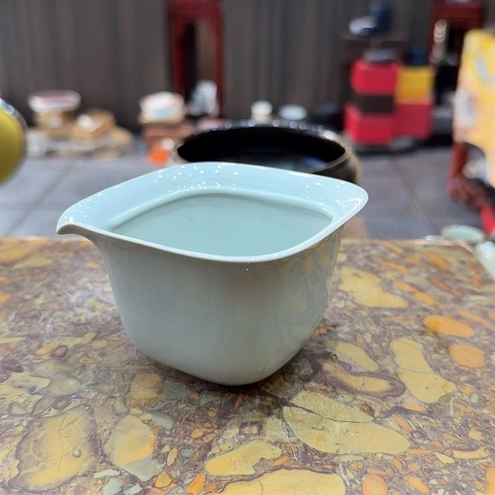 方器公道杯一个，瓷