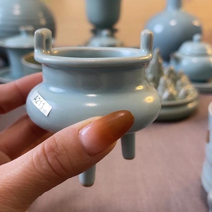 瓷片三足炉一一一一一瑕