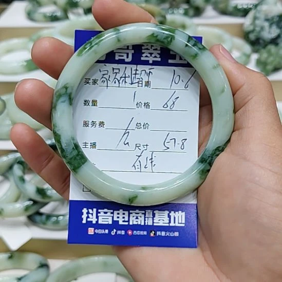 给***市透闪石-蛇纹石玉未镶嵌手镯