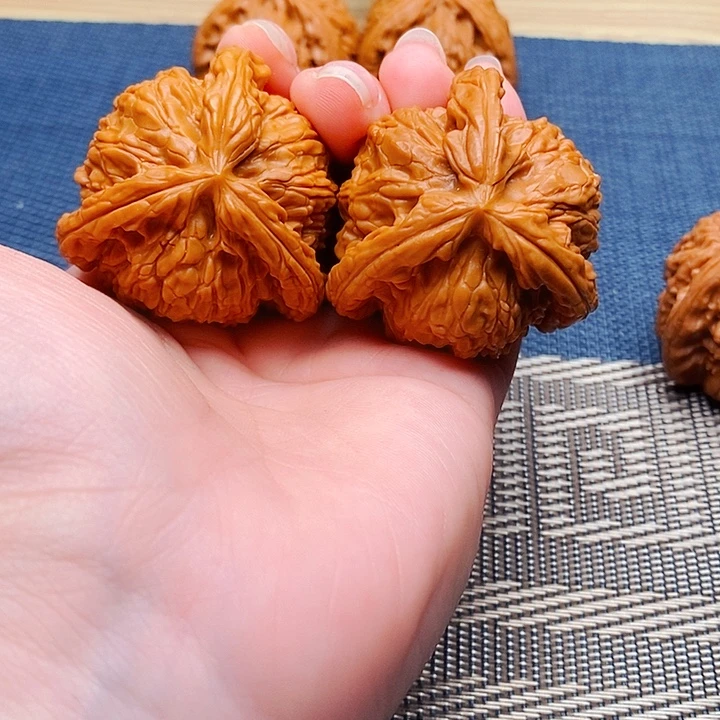 布***.文玩核桃吊坠三棱