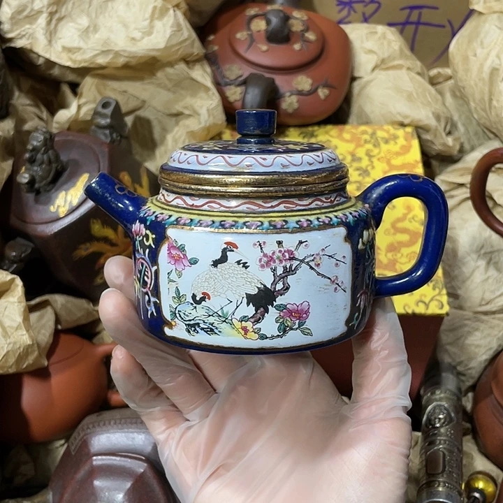 茶壶紫砂原矿泥料，手工制作的一把茶壶。