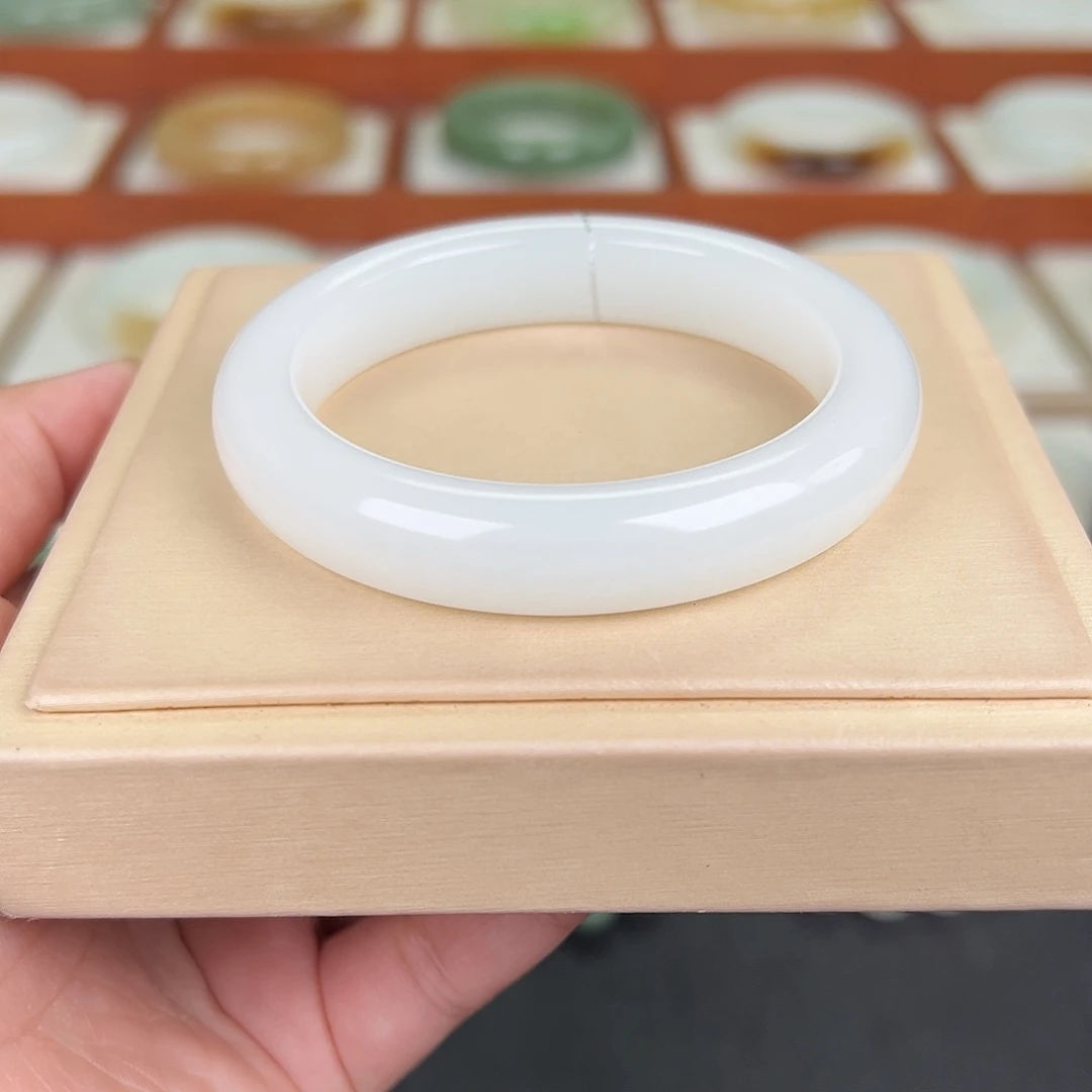 小***菜和田玉未镶嵌手镯白玉