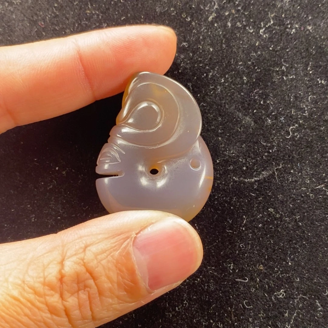 人***戏石英质玉未镶嵌颈饰