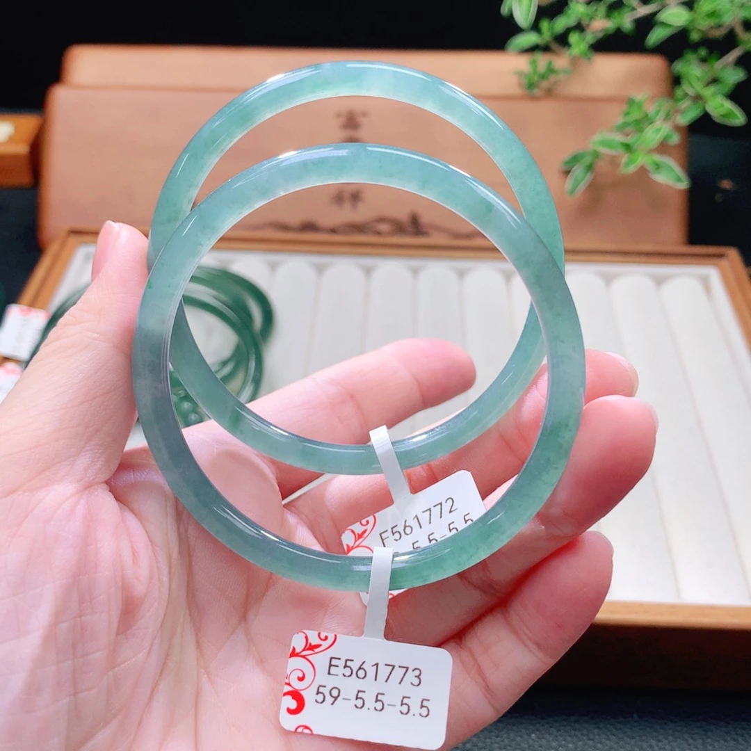 翡翠未镶嵌手镯（圆镯）