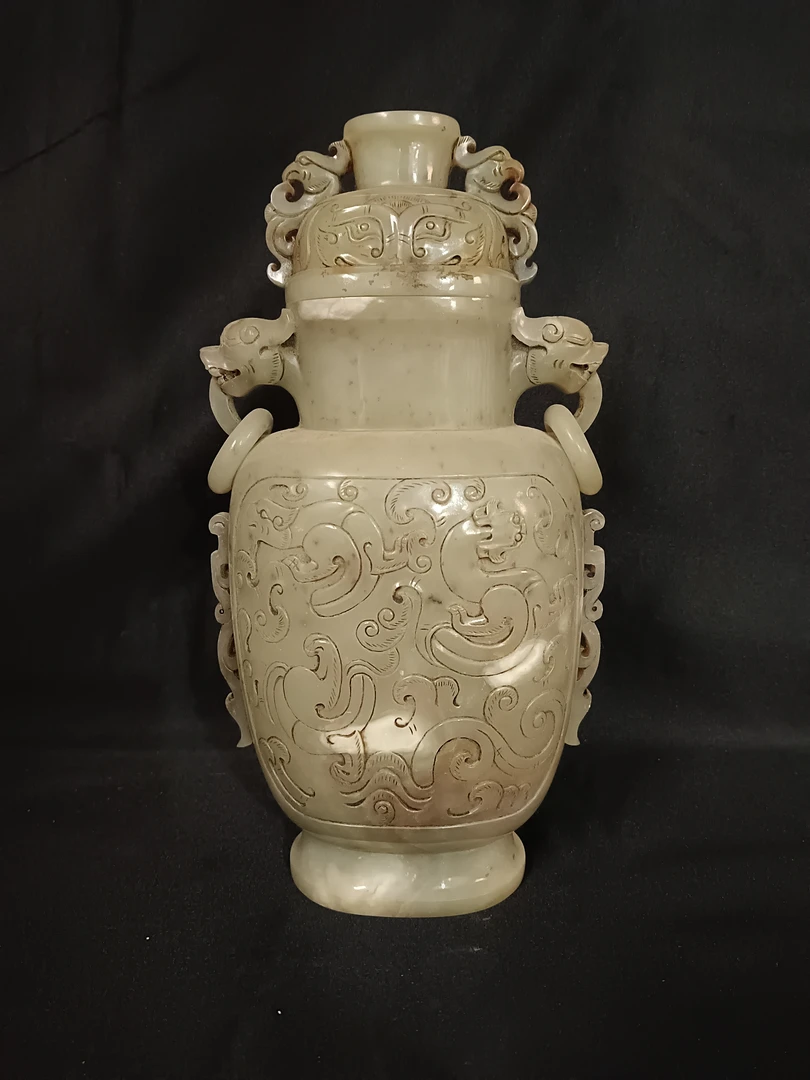 龙凤纹兽面纹玉瓶，高23宽12厚9cm，重915克。玉质温润，无残无裂。