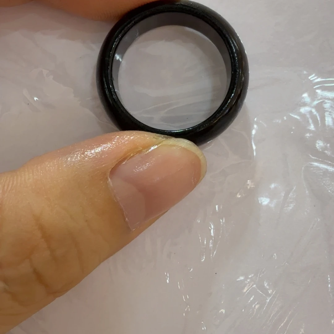 翡翠未镶嵌颈饰物*?