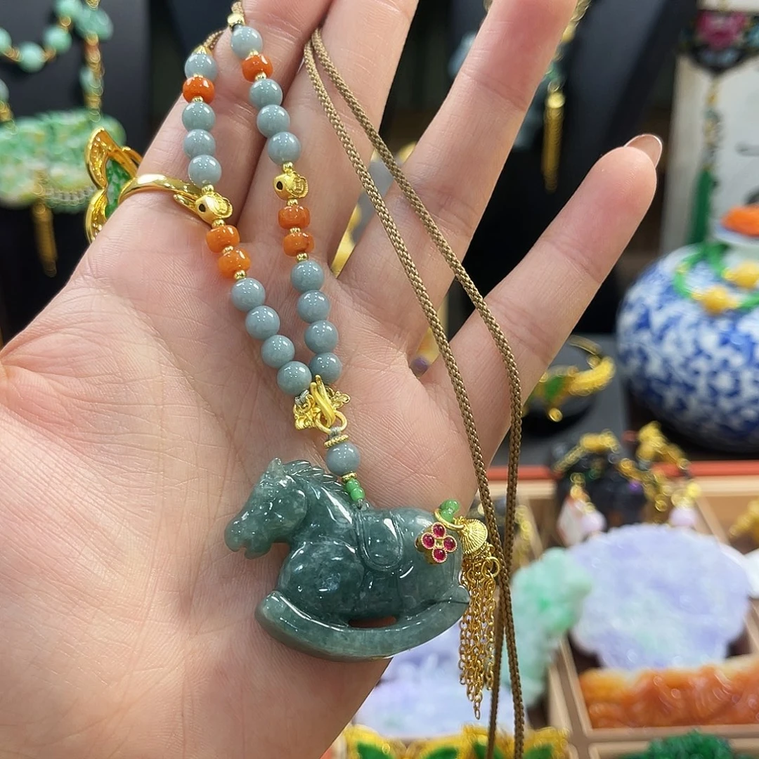 翡翠未镶嵌颈饰马到成功