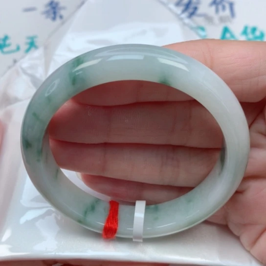 翡翠手镯未镶嵌53.8圈 白底飘绿花 有纹