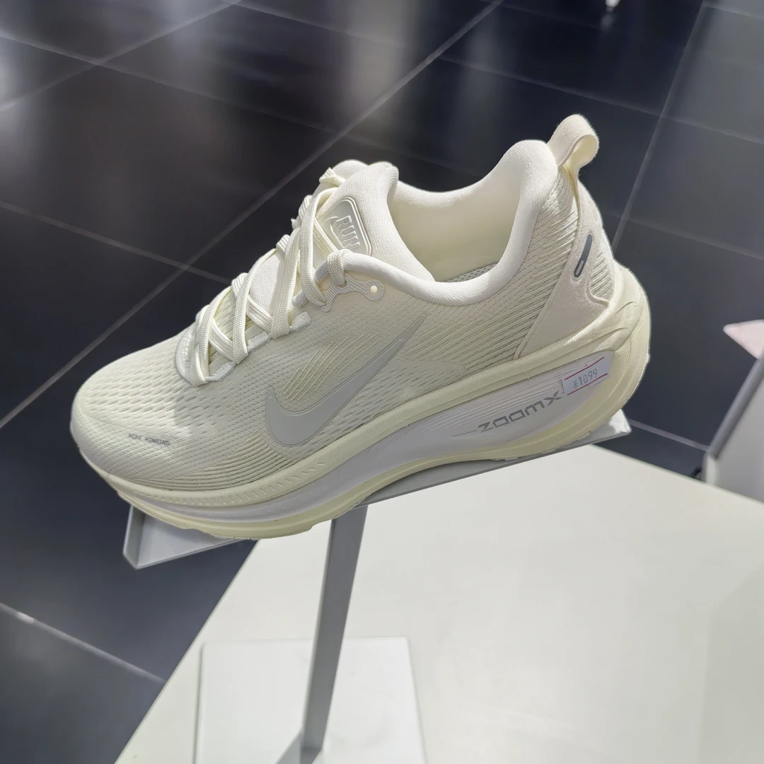 耐克 （NIKE）2025年女子W NIKE VOMERO 18跑步鞋 HM6804110