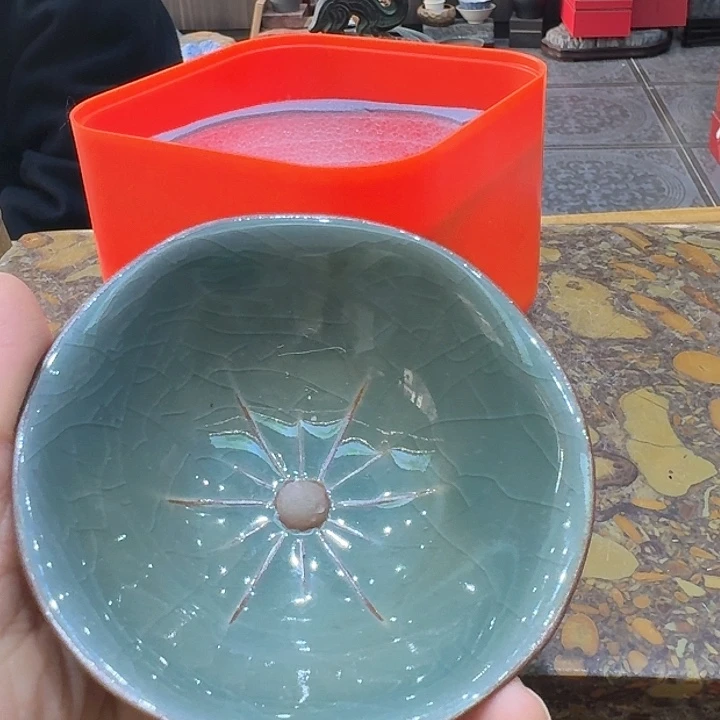 汝瓷杯一个，瓷。。。。