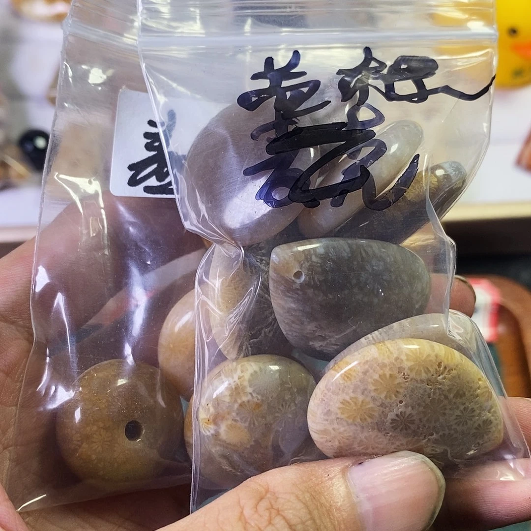 盖***里颈饰未镶嵌石英质玉（非洲翠）