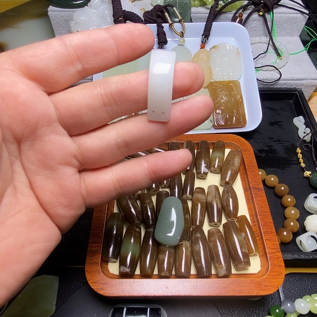 懒***）颈饰未镶嵌和田玉（糖玉）