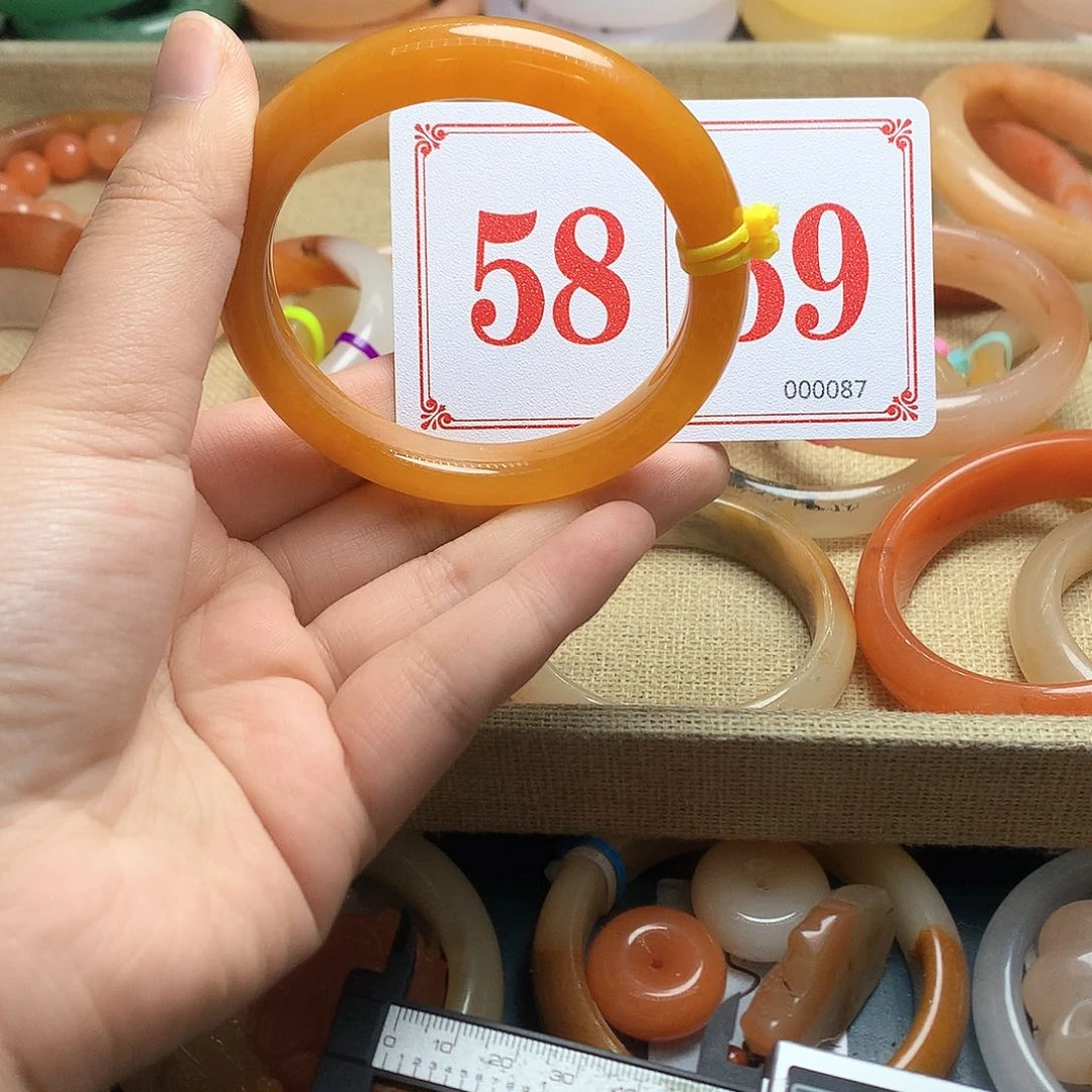 未镶嵌石英质玉（黄龙玉）手镯