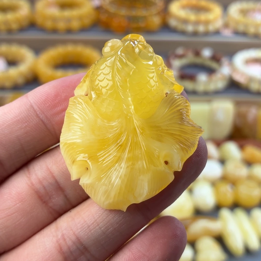 裸石琥珀未镶嵌金鱼