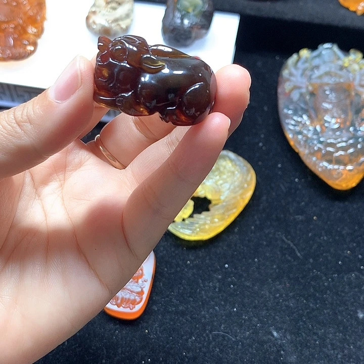 琥珀未镶嵌裸石紫罗兰貔貅吊坠