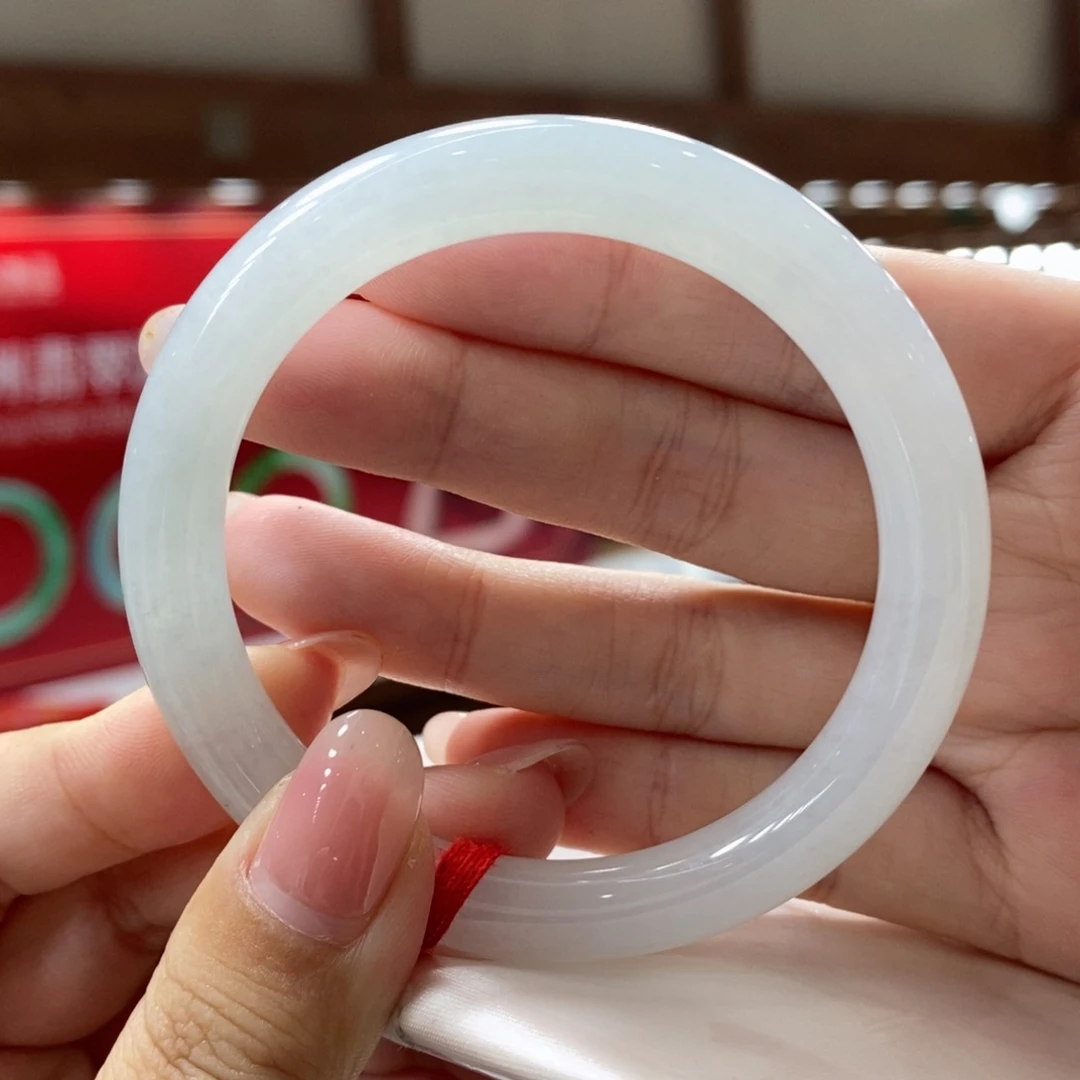 翡翠手镯未镶嵌猪*兔翡翠