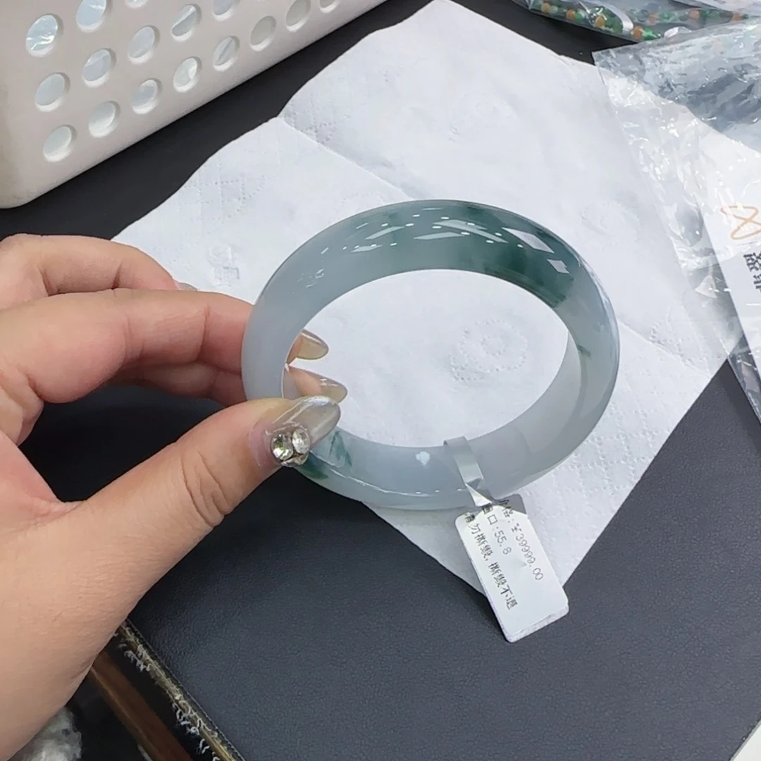 翡翠手镯未镶嵌翡翠手镯