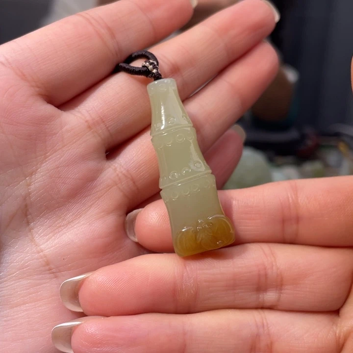 L***e和田玉未镶嵌颈饰