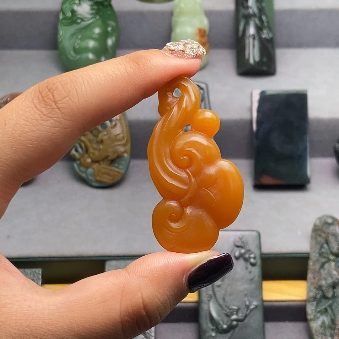 颈饰未镶嵌石英质玉（缅黄）