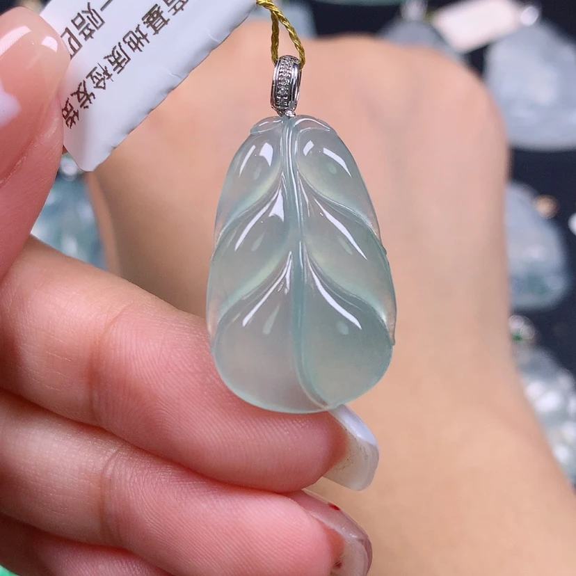 【闪购商品】翡翠18K金镶嵌颈饰叶子