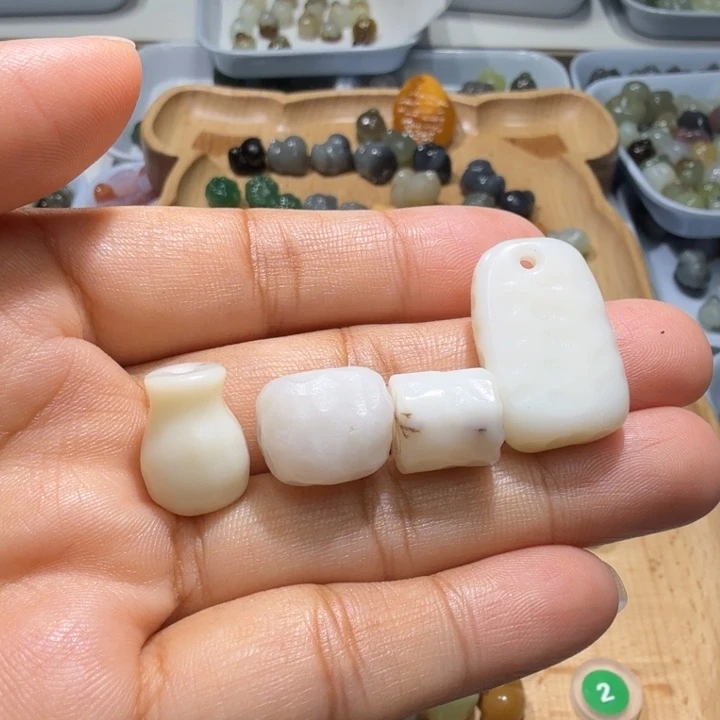 L***y和田玉未镶嵌珠宝半成品