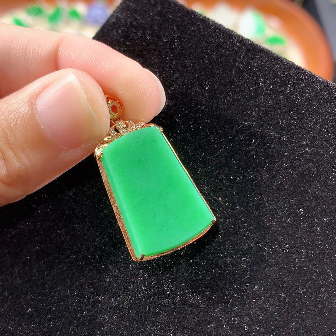 翡翠18K金镶嵌颈饰