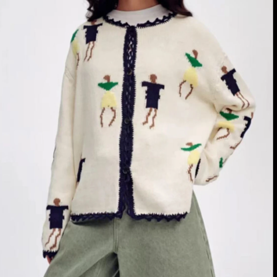 25秋冬新款法式复古手钩花边小人图案圆领针织开衫时尚毛衣女4331