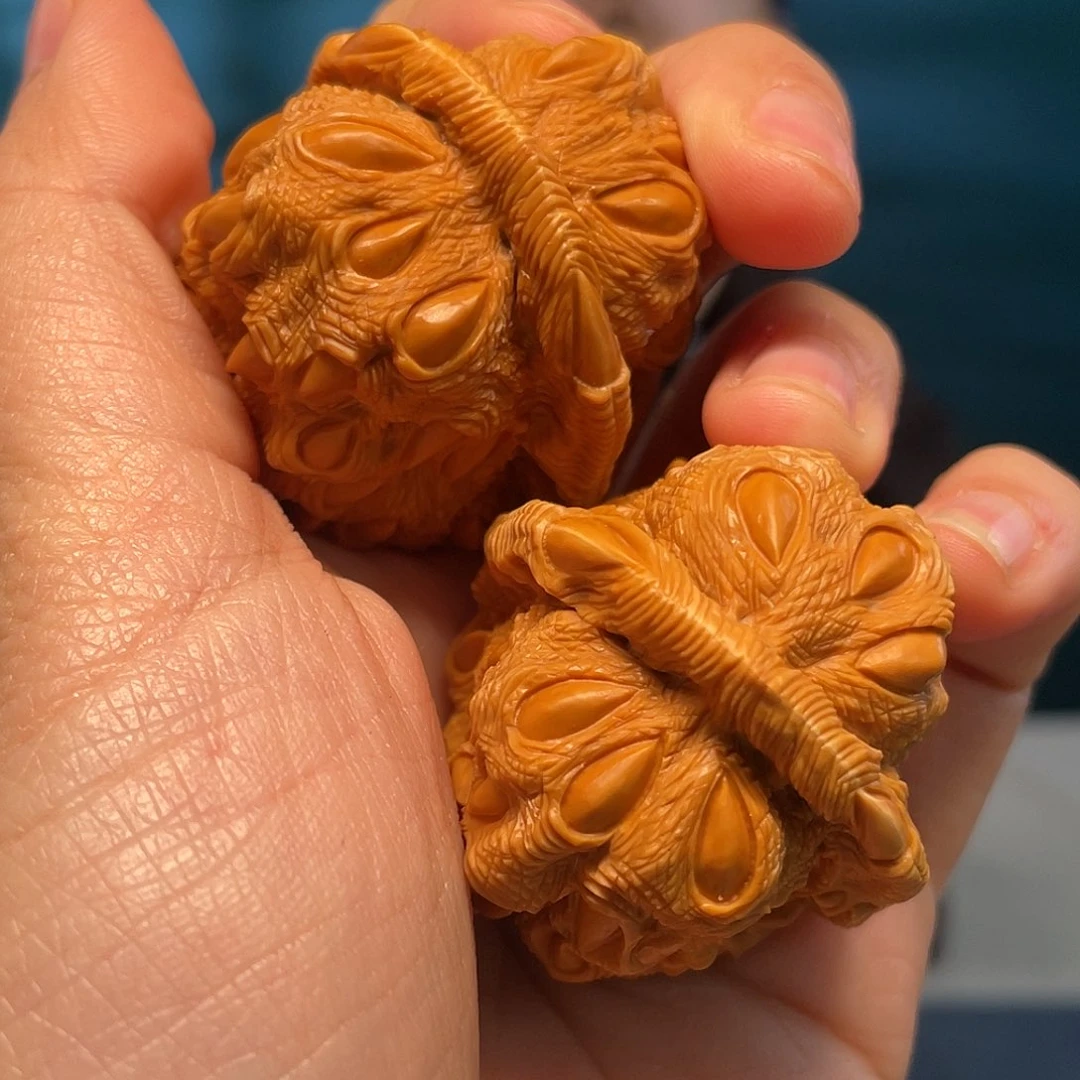 核桃吞噬核雕作品