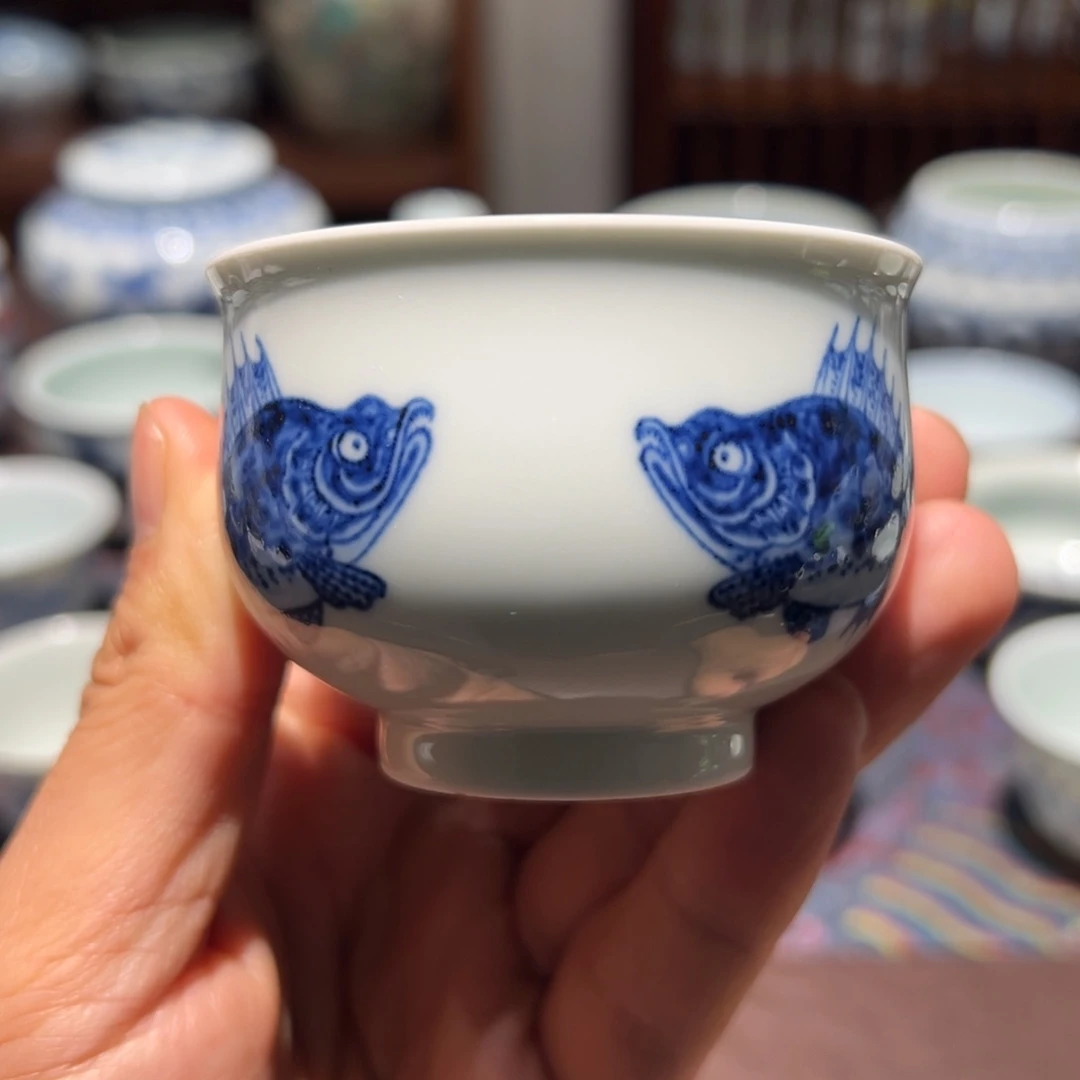 陶精品青花三面鳜鱼内海水纹炉式杯口径约6.9厘米