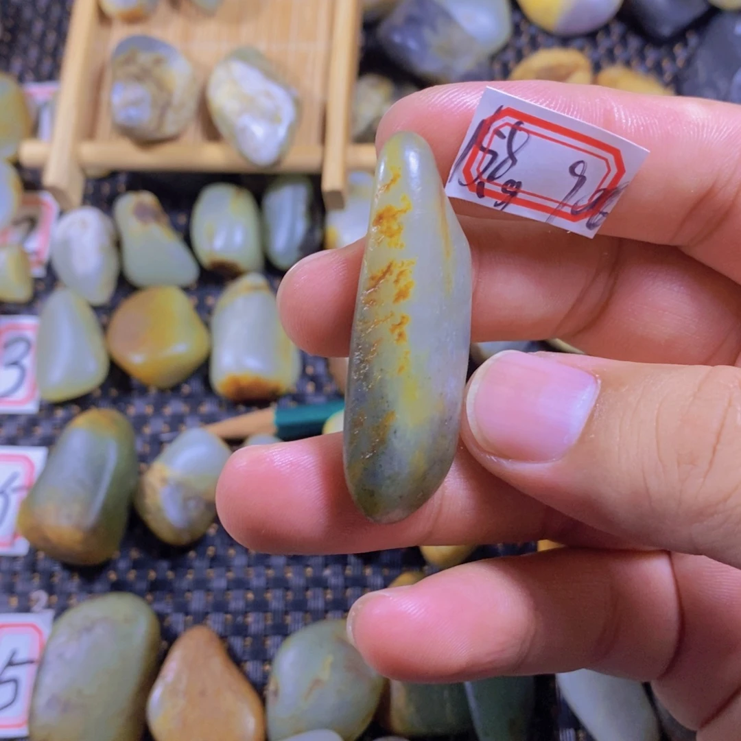 颈饰未镶嵌和田玉（糖玉）