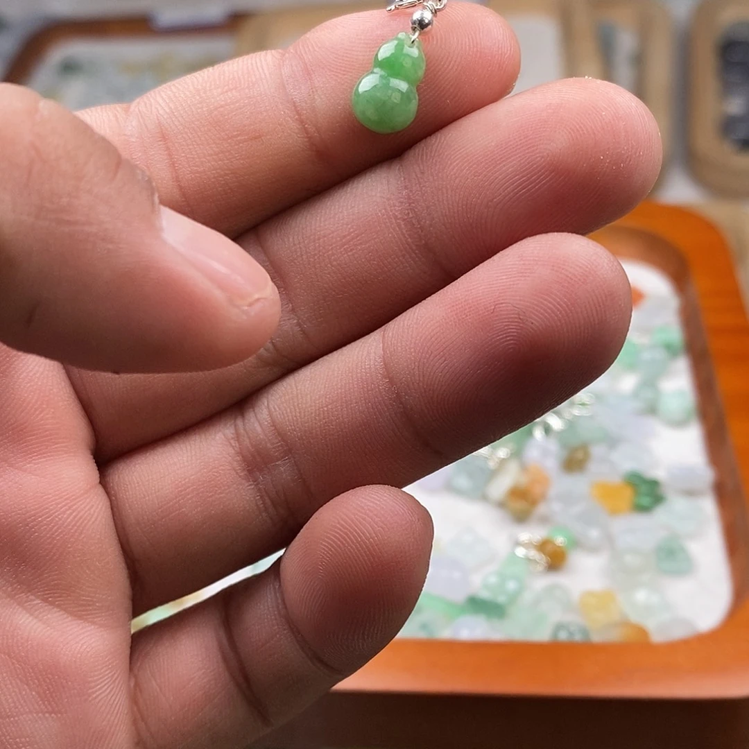 翡翠颈饰未镶嵌小**.葫芦