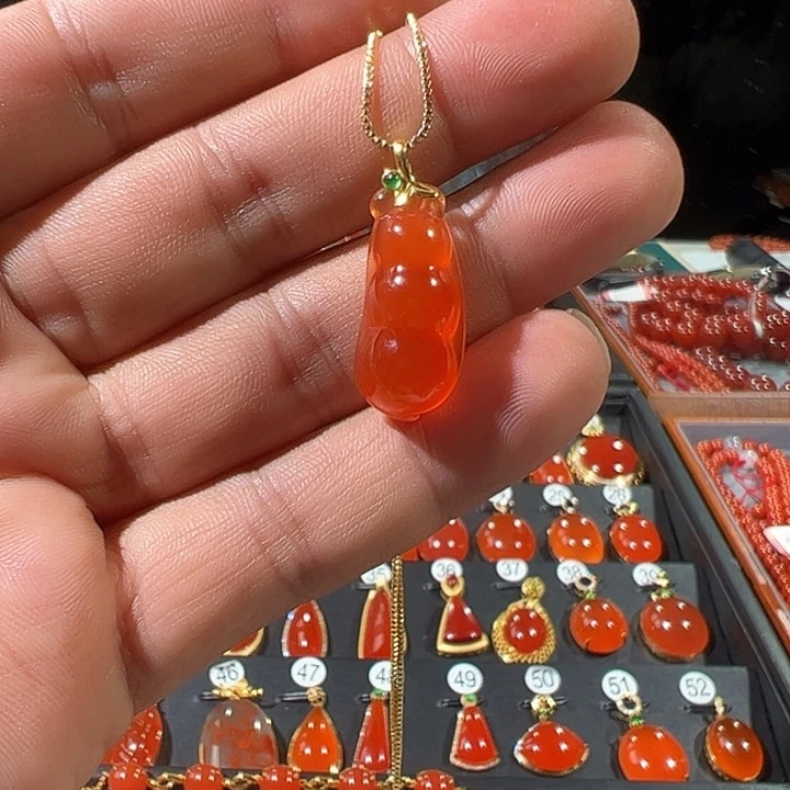 南红玛瑙18K金镶嵌颈饰