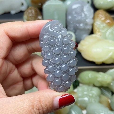 颈饰未镶嵌和田玉龍**人