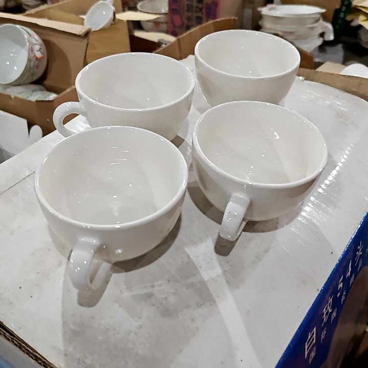 瓷片盘子碗茶壶啥都有