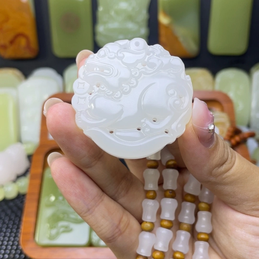 专****具昆仑山料貔貅吊坠