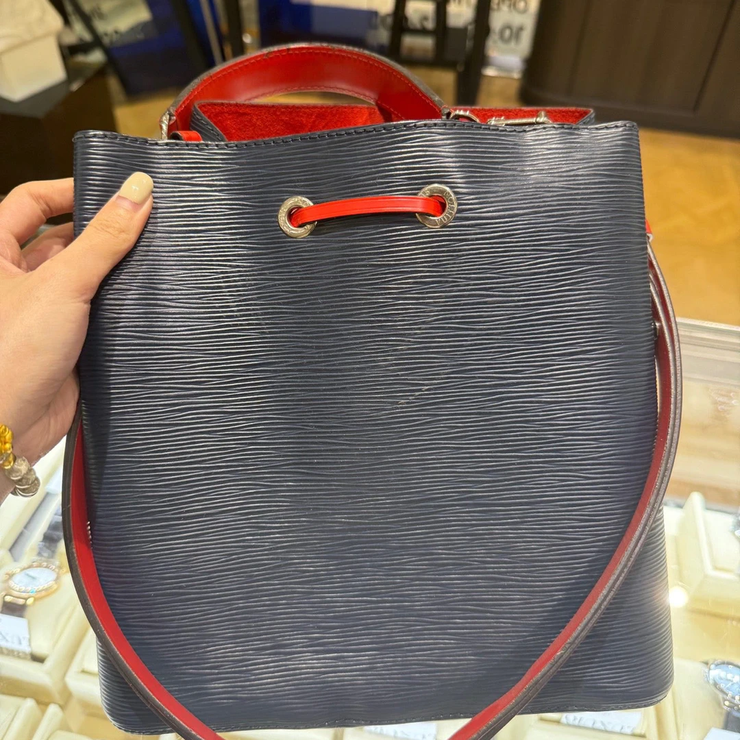 95新 LouisVuitton/路易威登 16388877/KIKIFIFI/水波纹水桶包