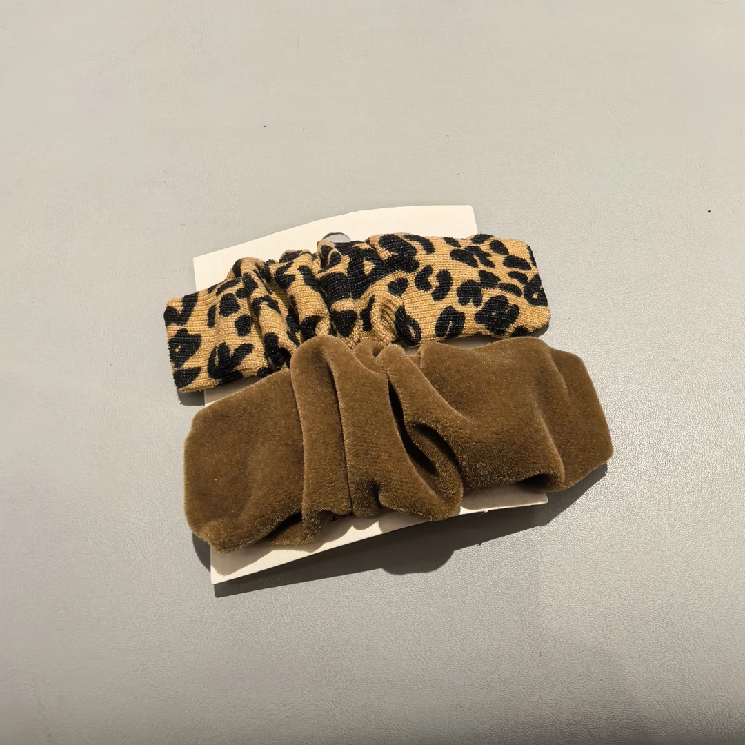 C134咖色豹纹绒绒褶皱掰掰夹一对