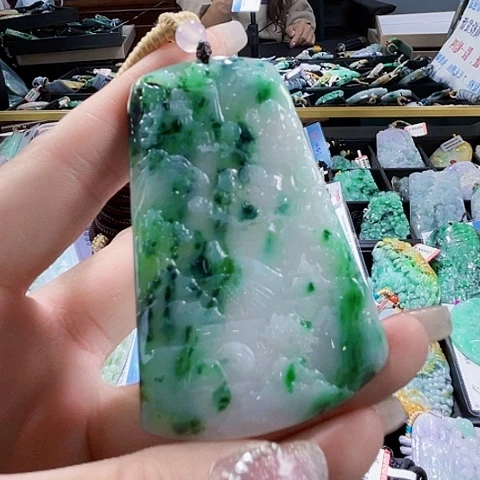 翡翠未镶嵌颈饰一个