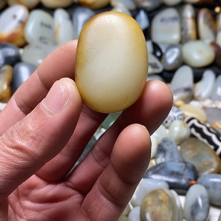 和田玉未镶嵌颈饰吊坠