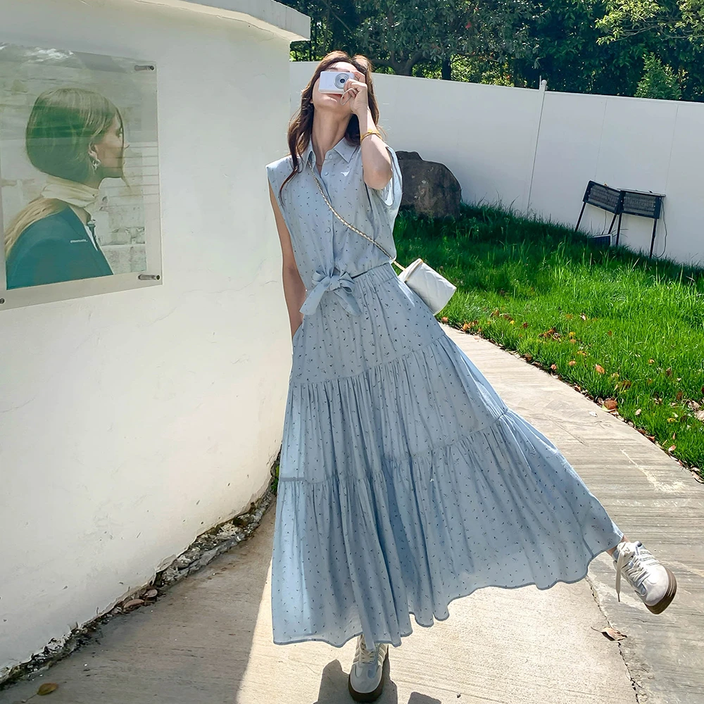 蓝色无袖衬衫领连衣裙2025新款女初夏高级感漂亮碎花假两件背心裙